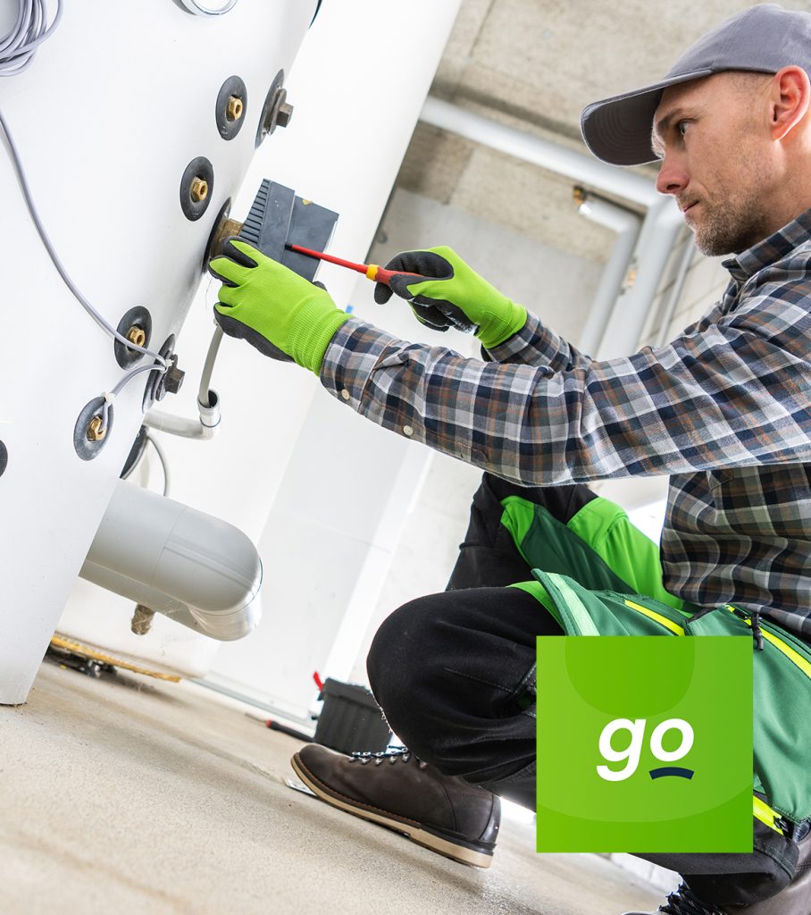 Plombier travaillant sur un chauffe-eau