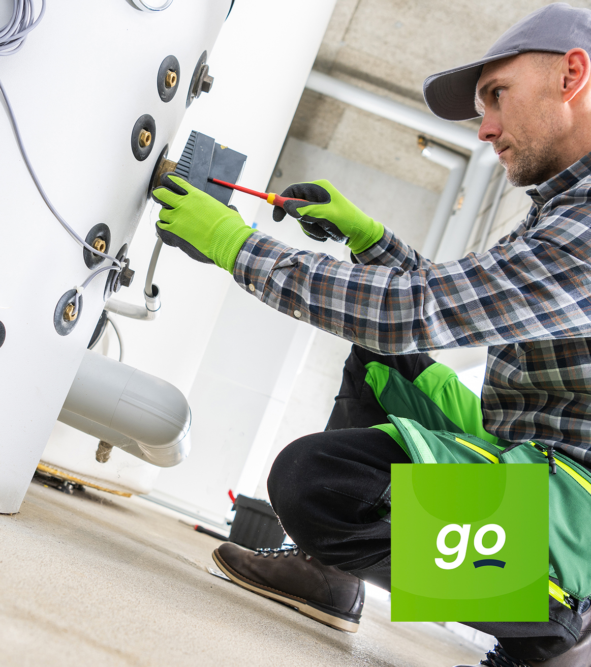 Plombier travaillant sur un chauffe-eau